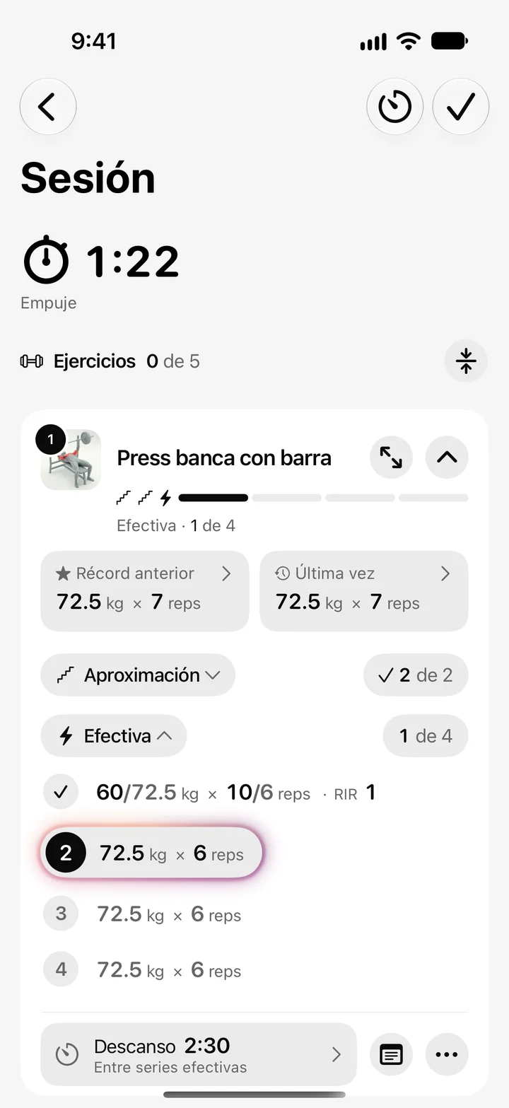 A session in progress in Aura: barbell bench press, the timer and today's sets.